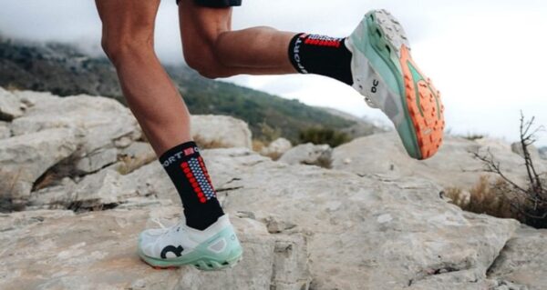 Ultra Trail Socks V2.0 - Meia de Compressão para trilha (Cano Médio)