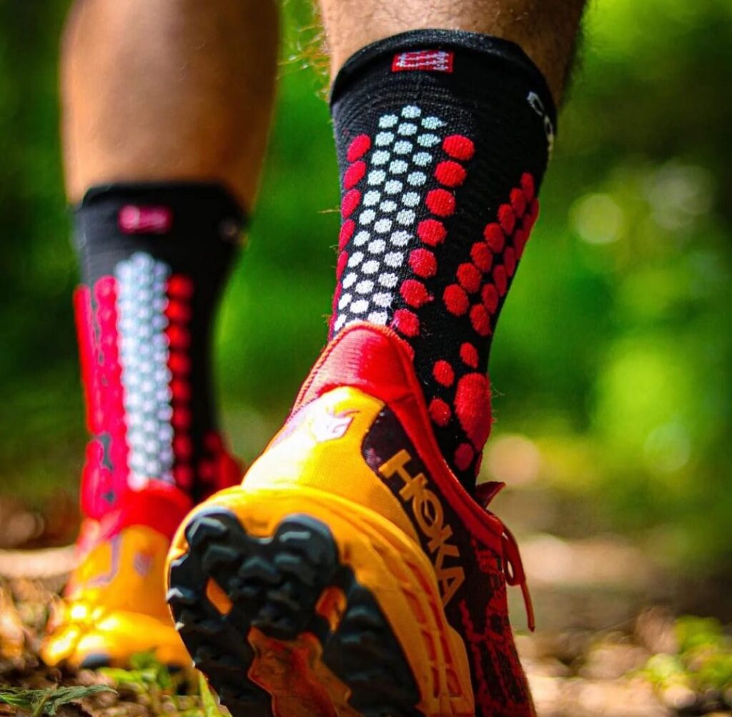Meia de Compressão para Trilha V4.0 (cano médio) | Compressport